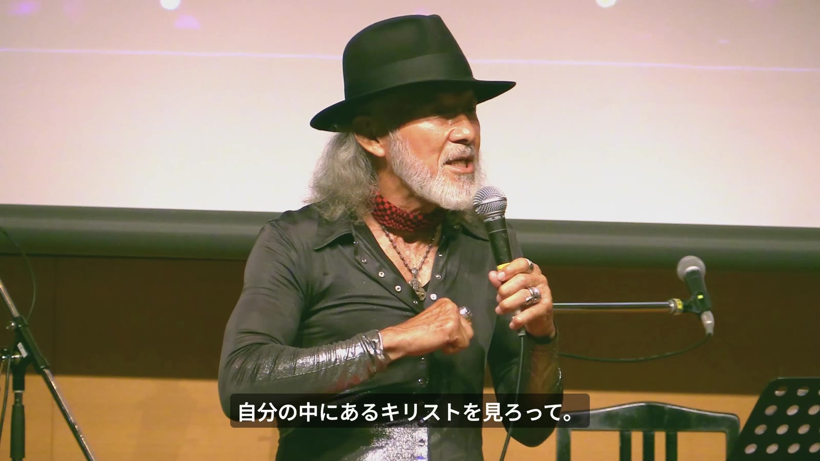 内におられるキリストについて語るアーサー・ホーランド