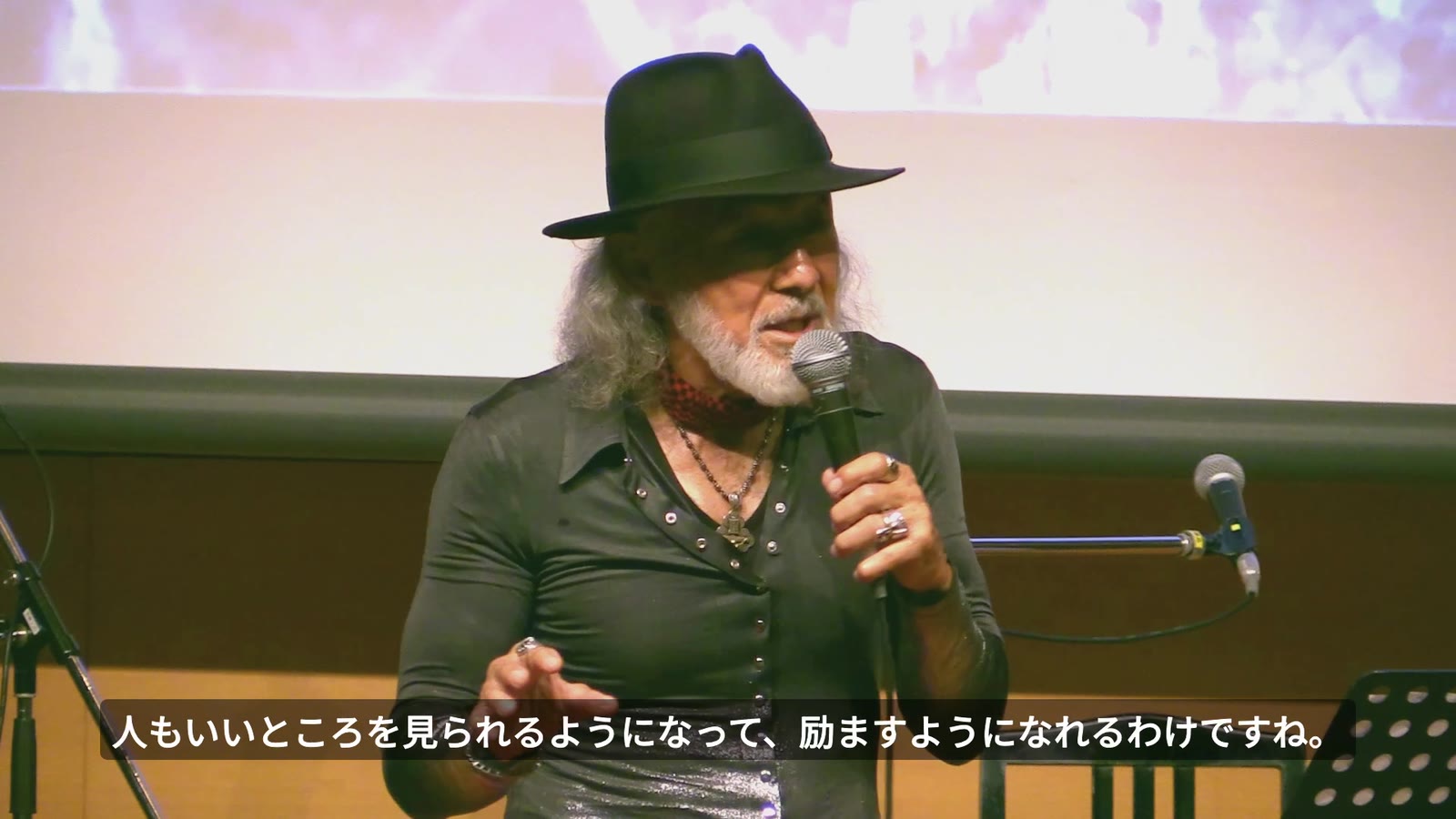 人を励ます言葉について語るアーサー・ホーランド