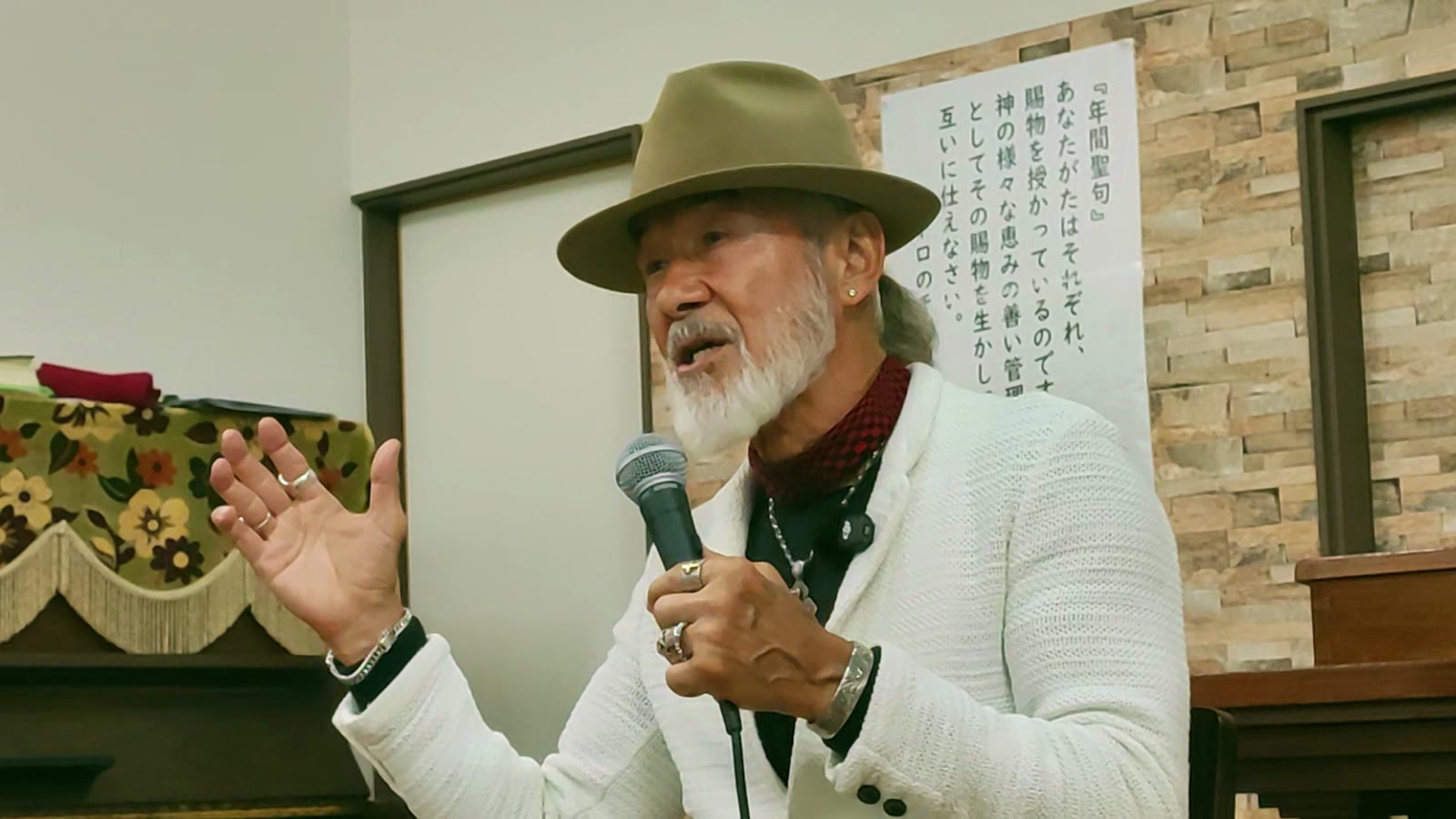 五島教会でメッセージを語るアーサー・ホーランド