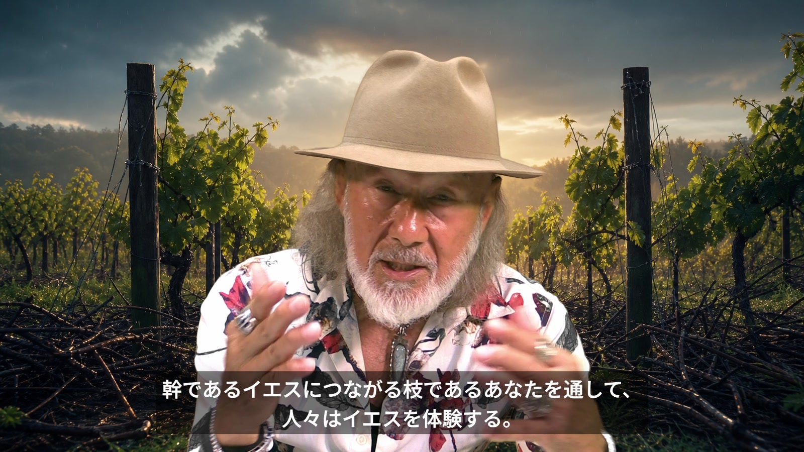 ぶどう畑を背景に、イエスにつながる枝について語るアーサー・ホーランド
