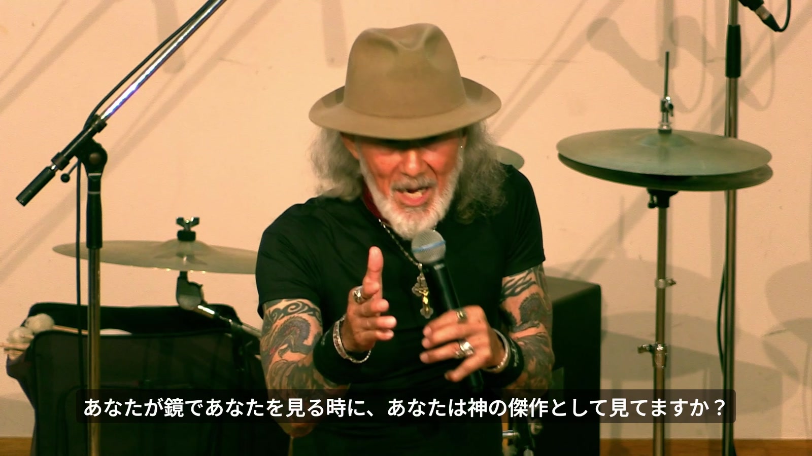Blessing Time In Osakaで神の傑作について語るアーサー・ホーランド