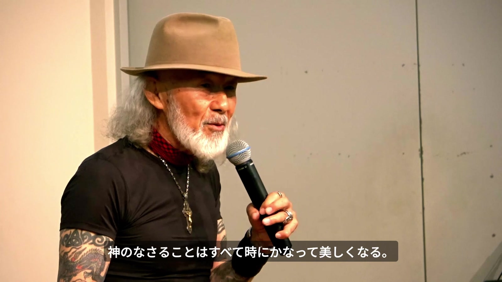 人生の断片がタペストリーのように結ばれることを語る場面