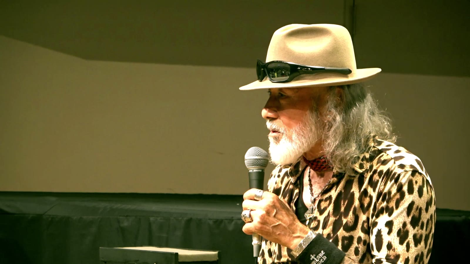 氷山のたとえで心の奥について語るアーサー・ホーランド