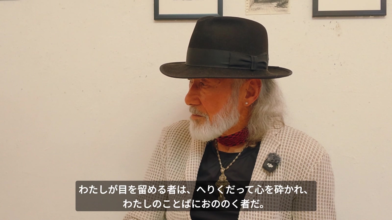 イザヤ書66章の朗読に耳を傾けるアーサー先生