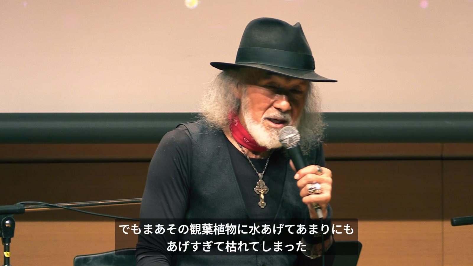観葉植物に水をあげた経験を語るアーサー先生