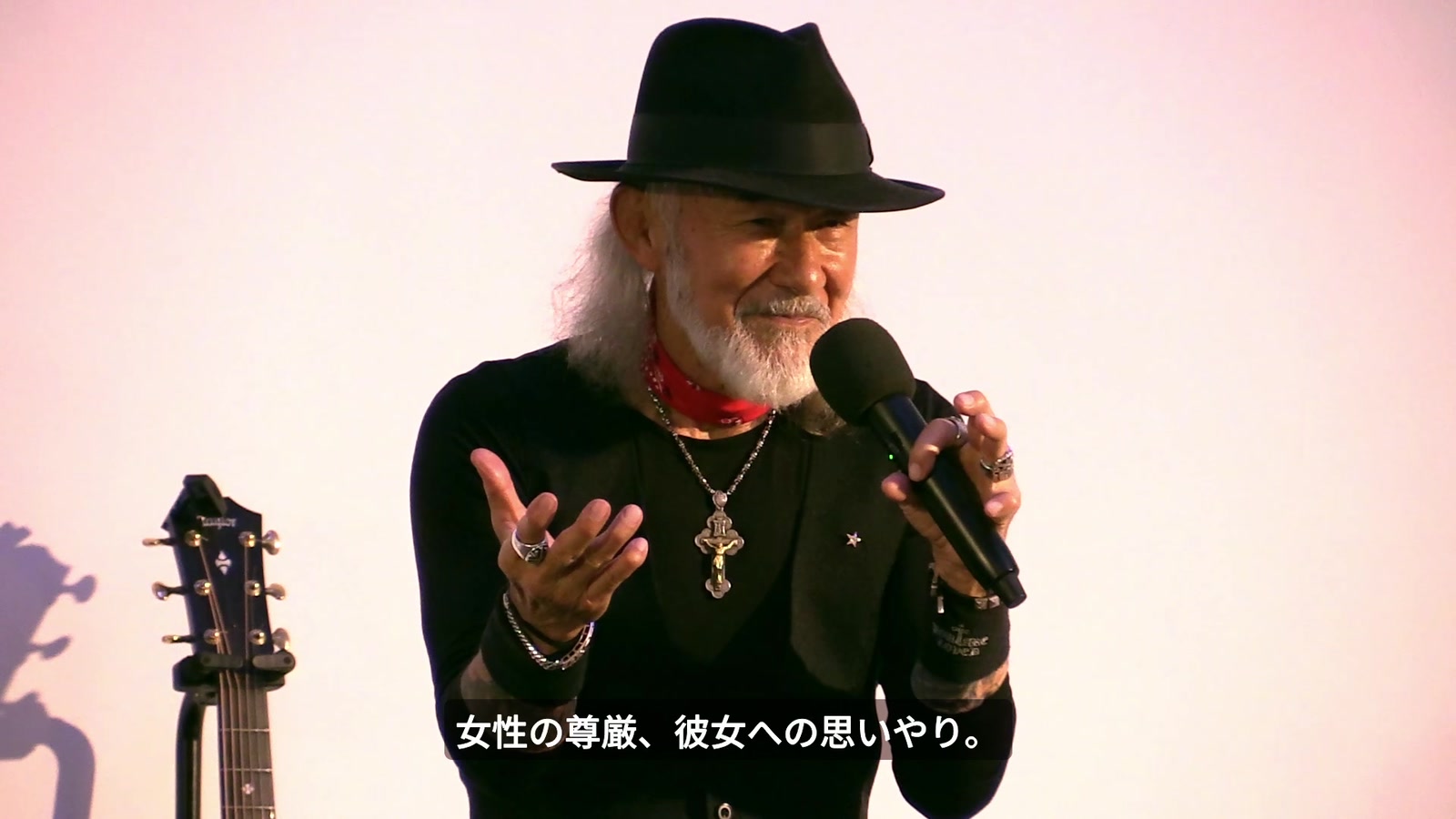 女性の尊厳と思いやりについて語るアーサー先生