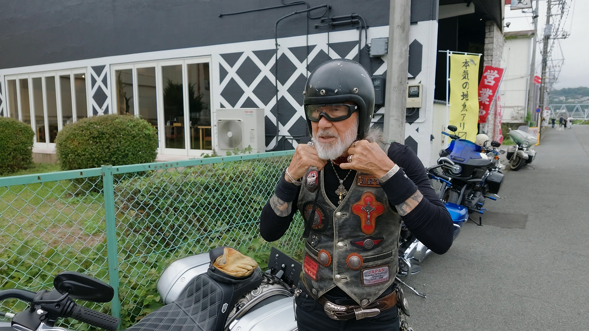 ヘルメットのあご紐を締めるアーサーホーランド