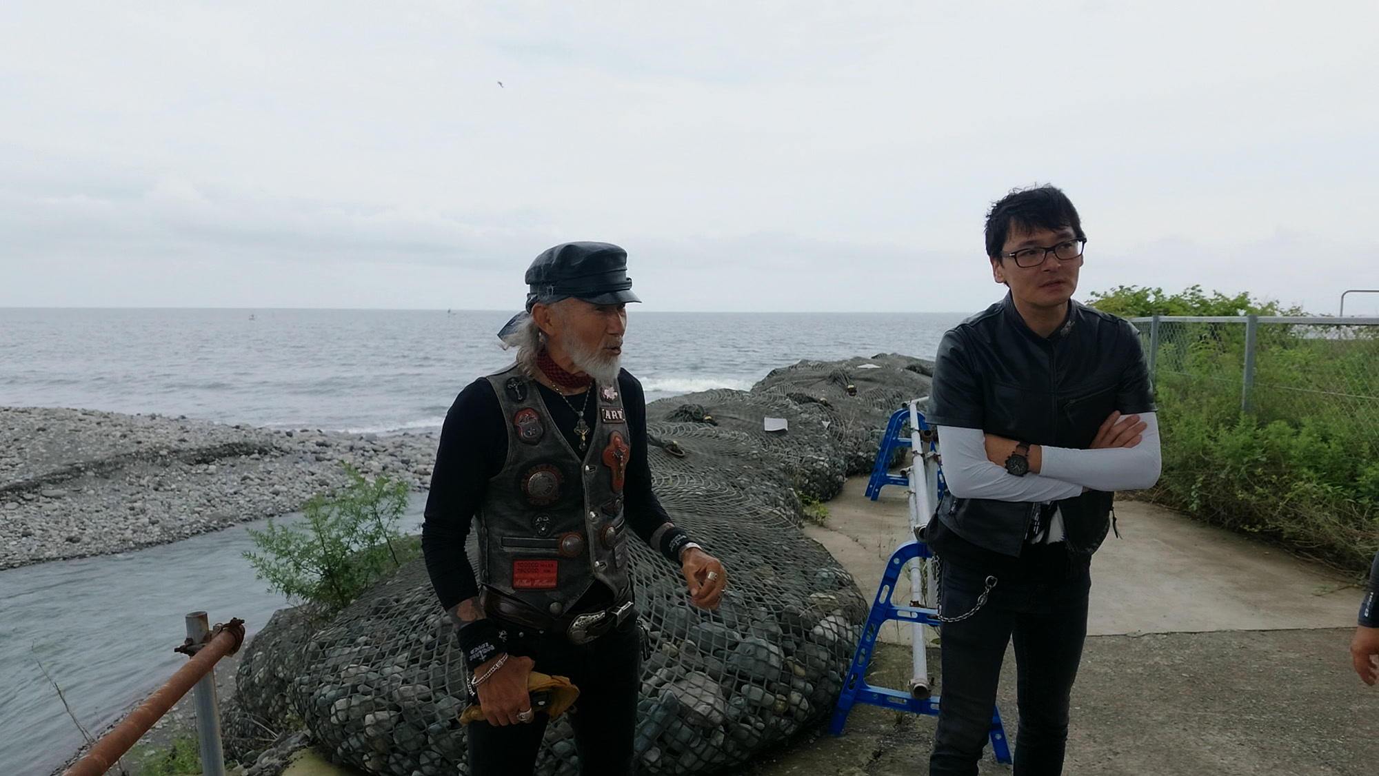 海沿いの集合場所でメンバーと語るアーサーホーランド