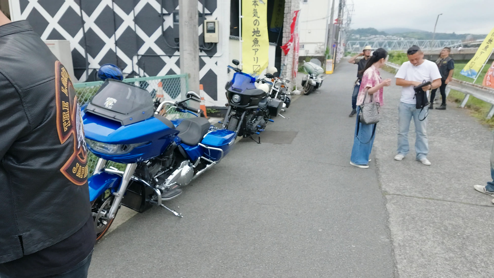 出発前に路肩へ並んだThe Lord's Angelsのマシン