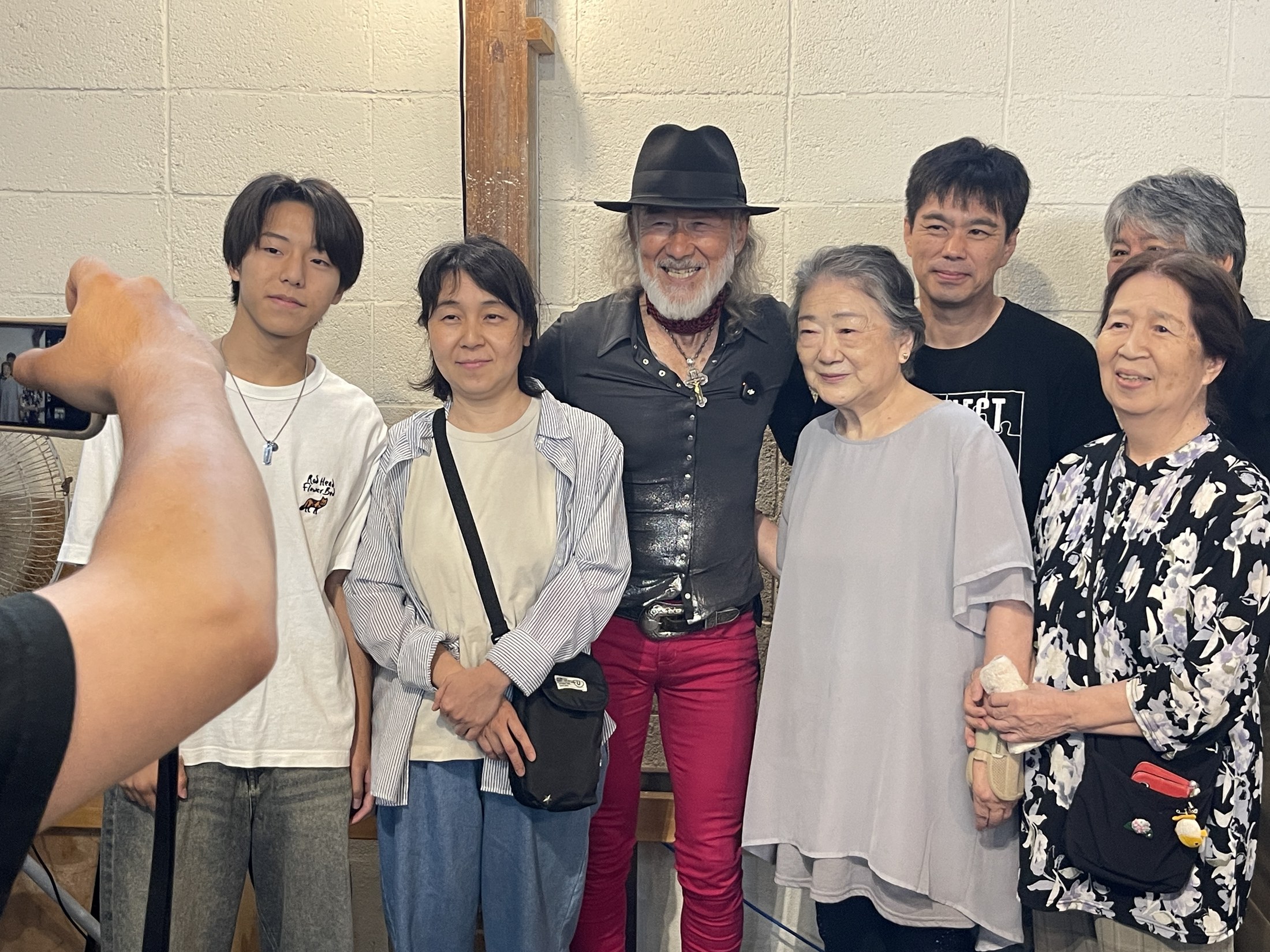 終演後に参加者と並ぶアーサーホーランド