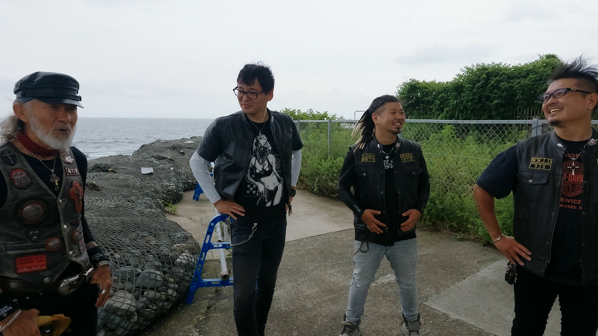 海沿いの道でチームエンブレムのベストを着て集まったThe Lord's Angelsのメンバー