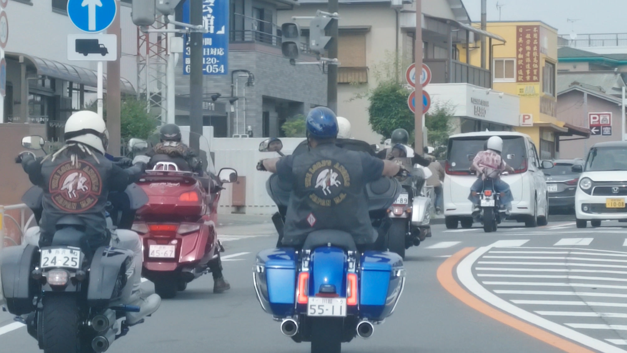 国府津の街を隊列で走るThe Lord's Angels