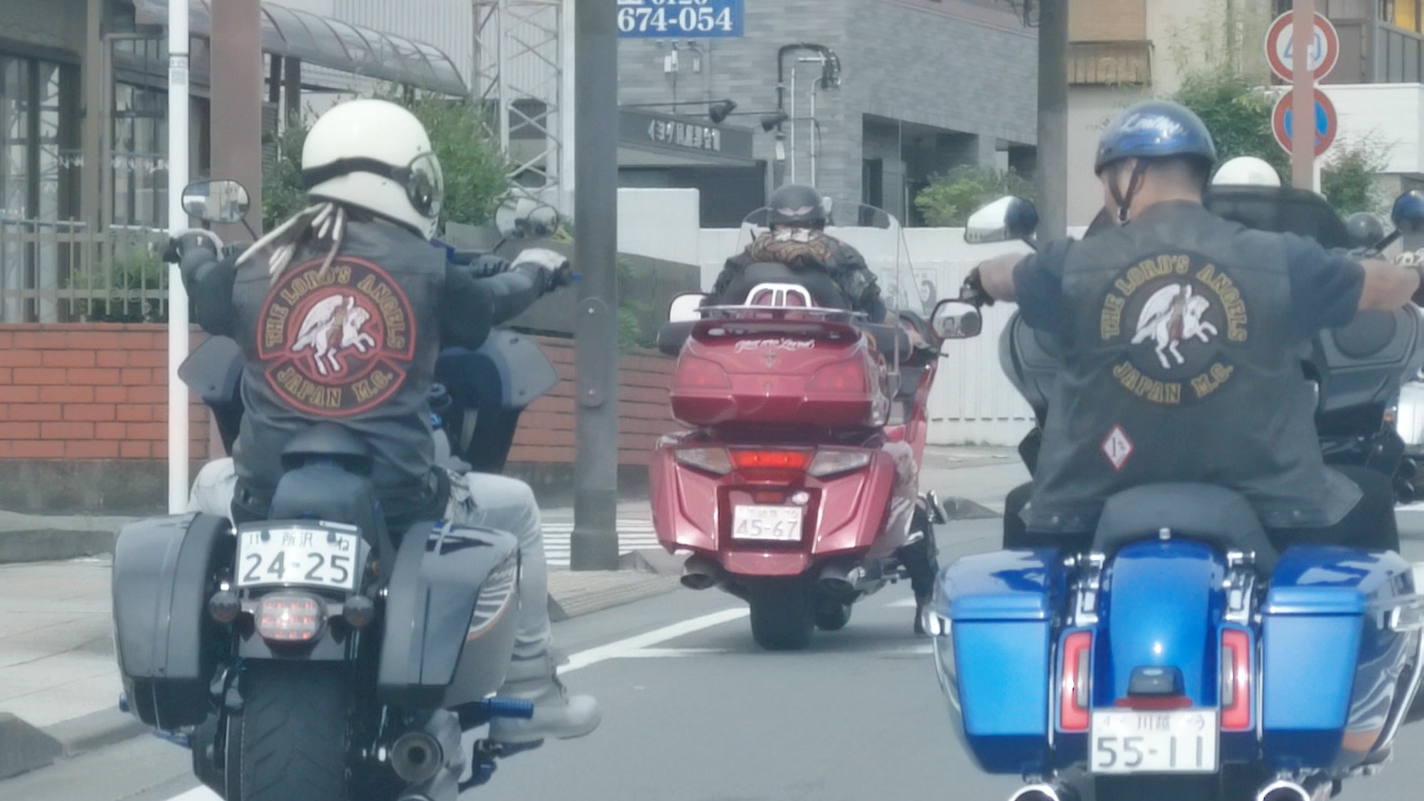 チームエンブレムを背負って並走するThe Lord's Angelsのメンバー