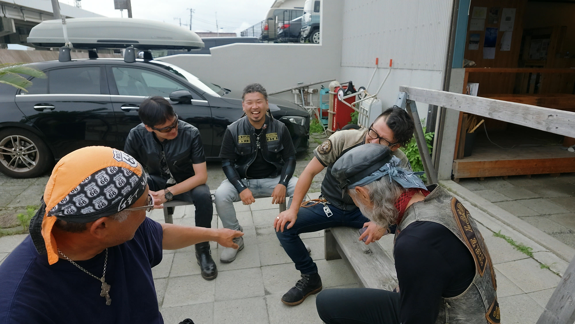 到着後の路上で輪になって祈るメンバーたち