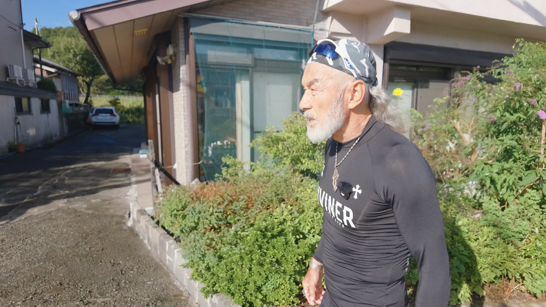 午前の町の道を歩くアーサー先生の横顔