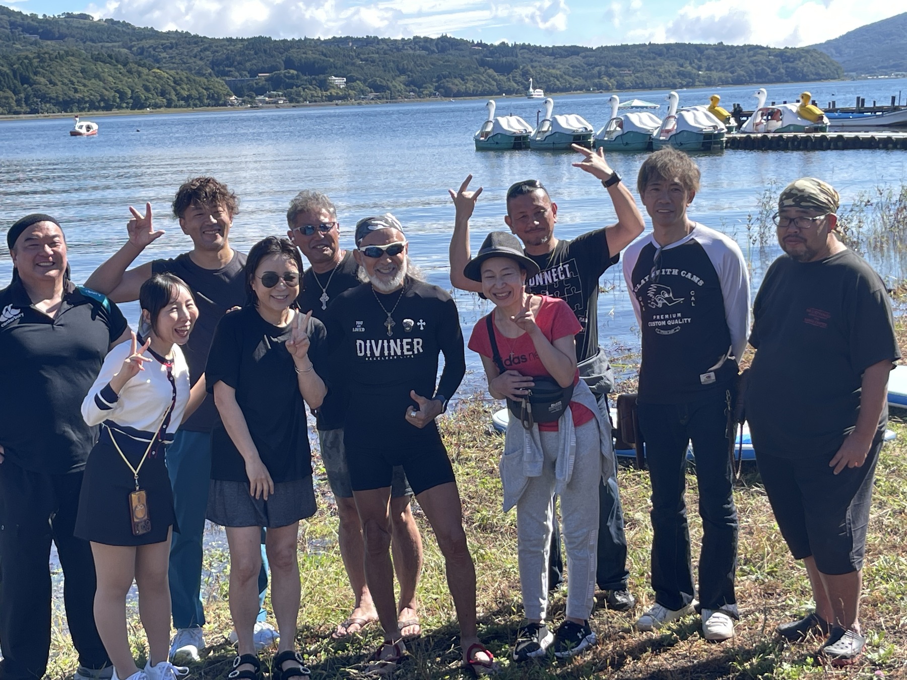 洗礼式を終えたわかさんを囲み山中湖畔で並ぶ一行