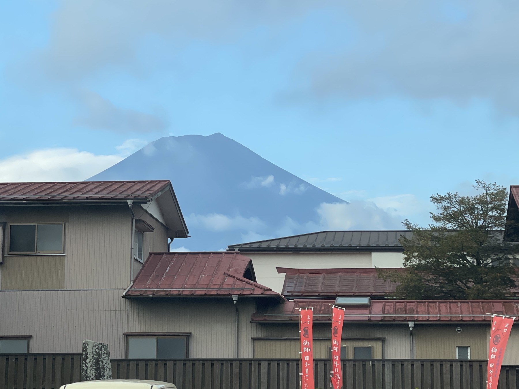 9月25日朝、町並みの向こうに見えた富士山