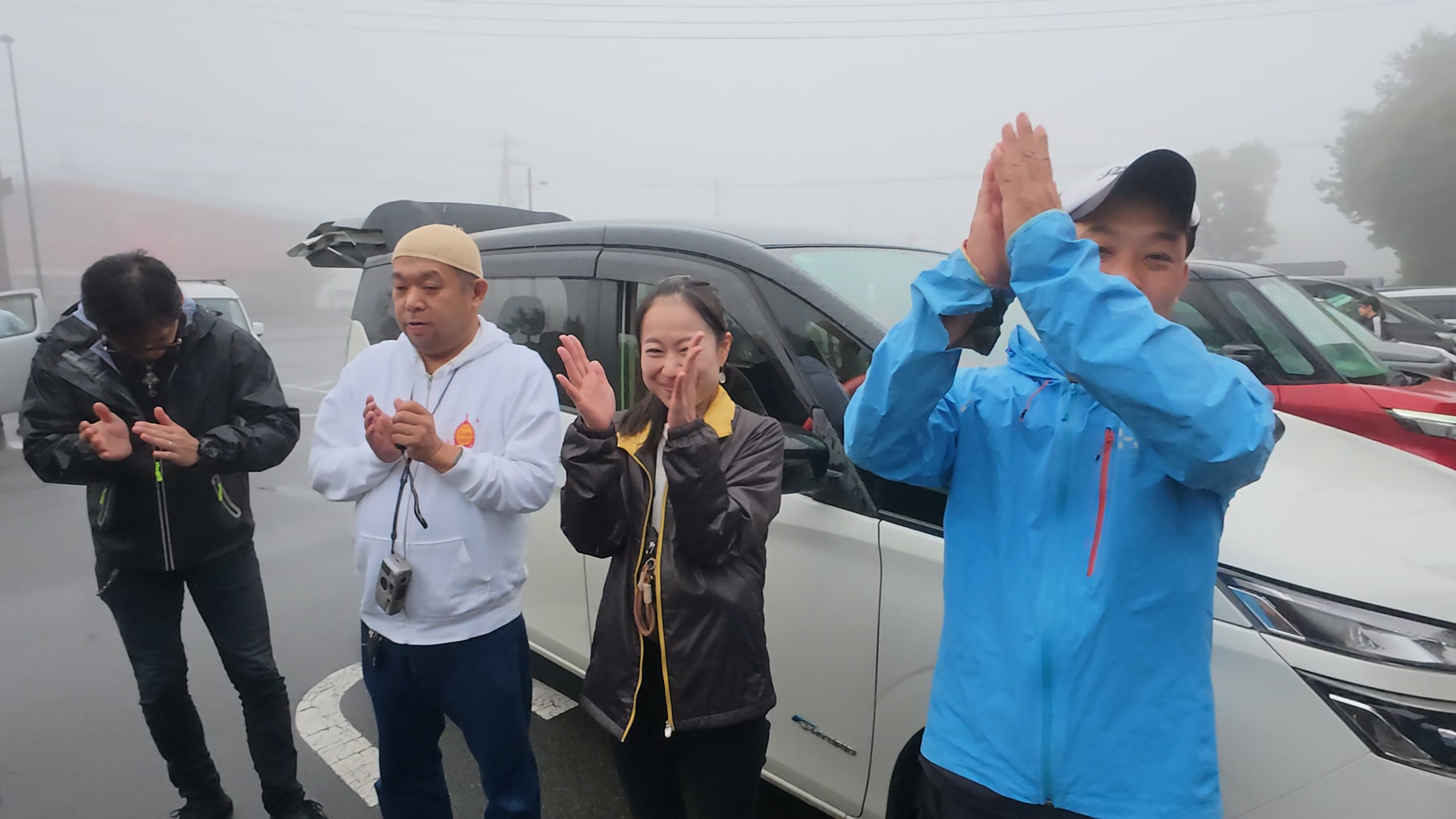 午後の再出発を前に、仲間たちで祈る。
