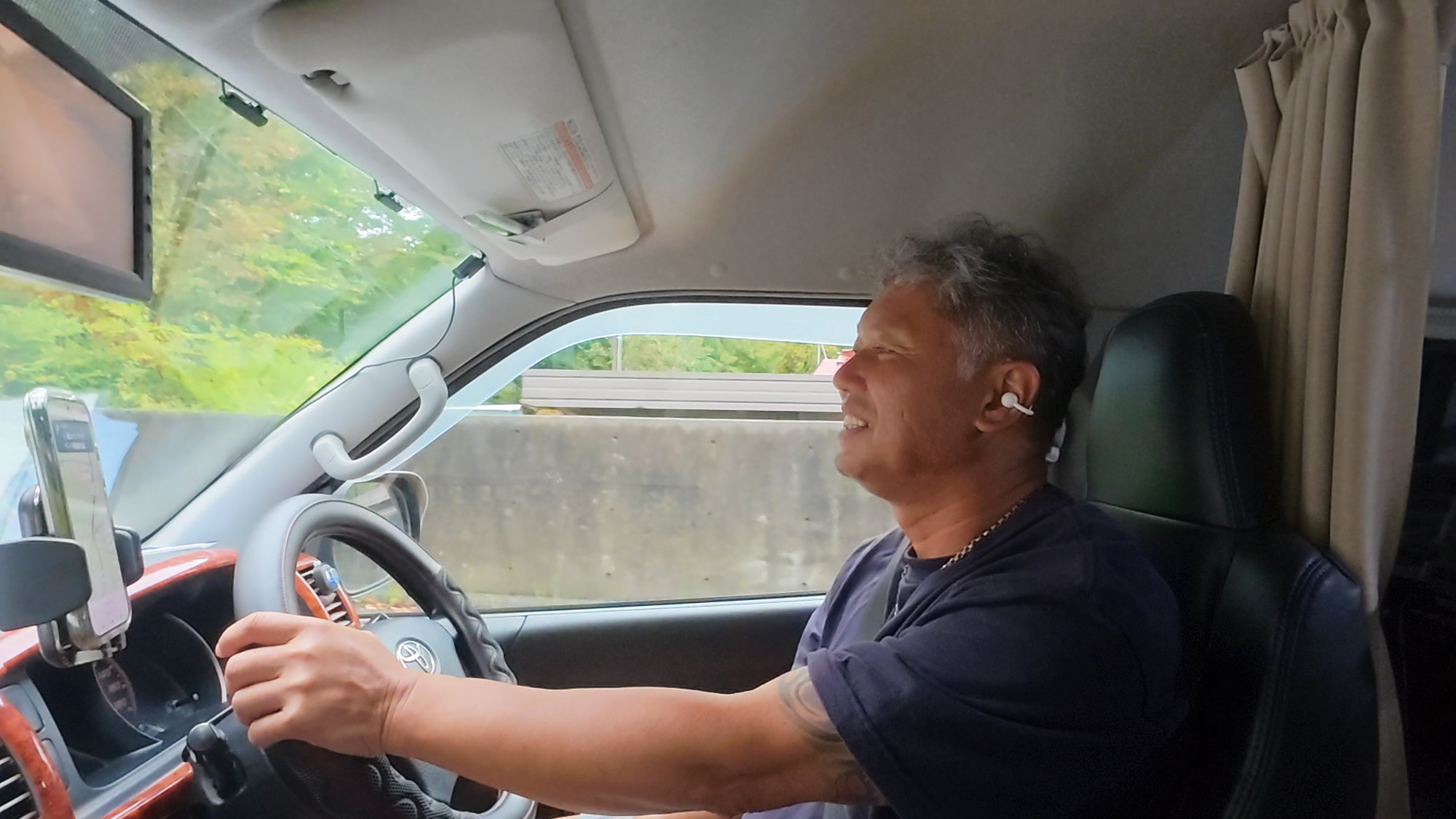移動を支える運転席。送迎の働きが、一人ひとりの参加と、次の場所への移動を支えてくれた。