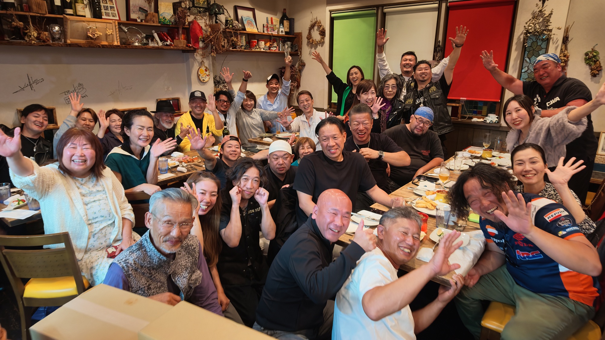 打ち上げと誕生日祝いの席に集まった仲間たち。歩いた人も、支えた人も、同じ写真に収まった。