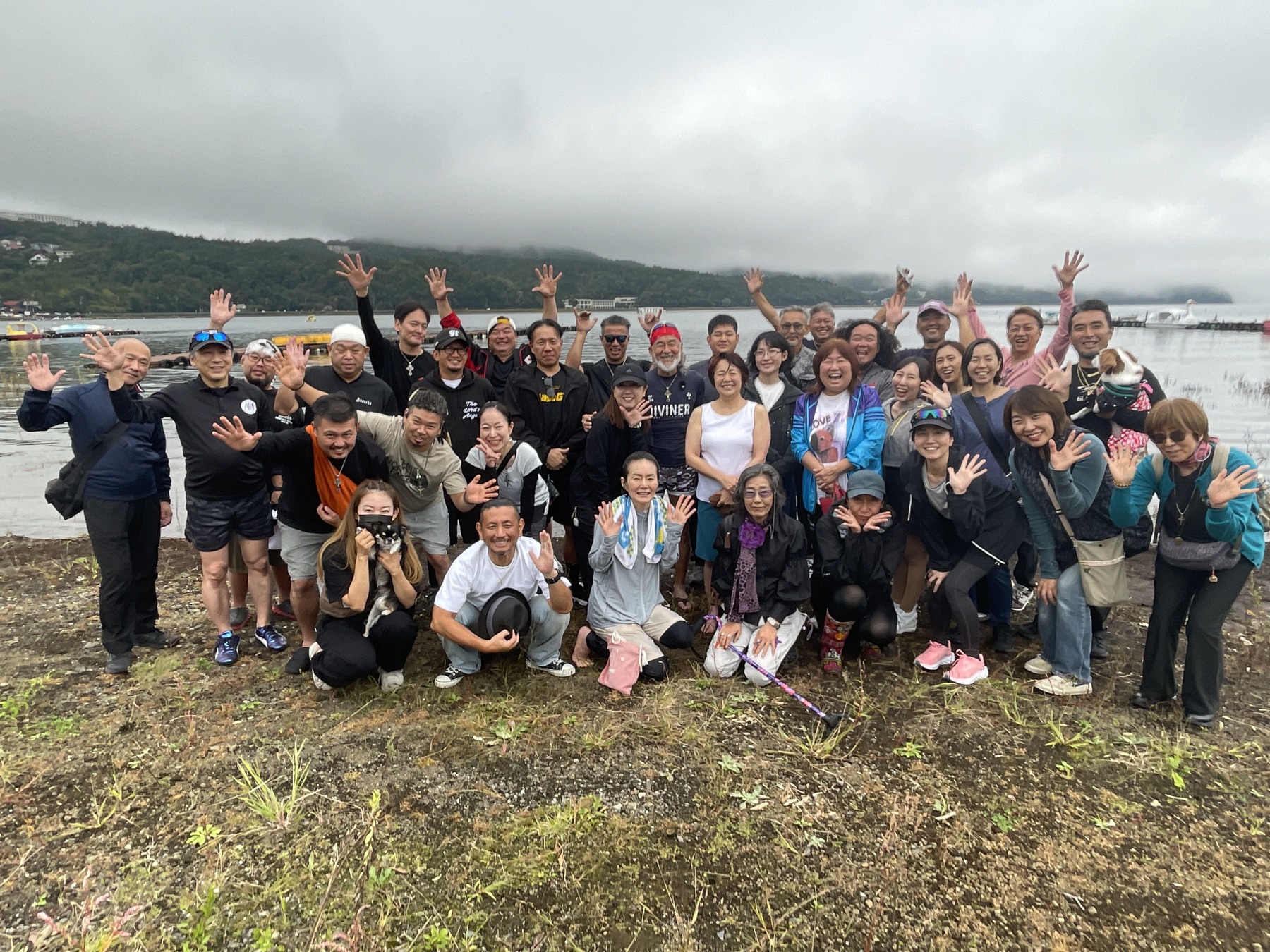 三人の新しい歩みを祝って。四日間の最後に、湖で笑顔が並んだ。