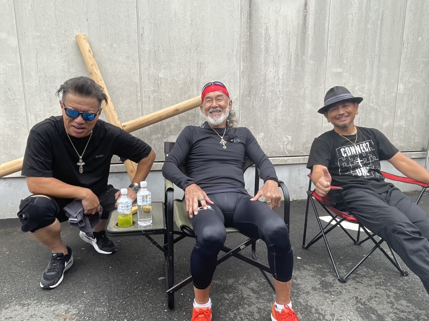 休憩の椅子に並び、笑い合う三人。真剣な話と冗談が、自然に行き来する。
