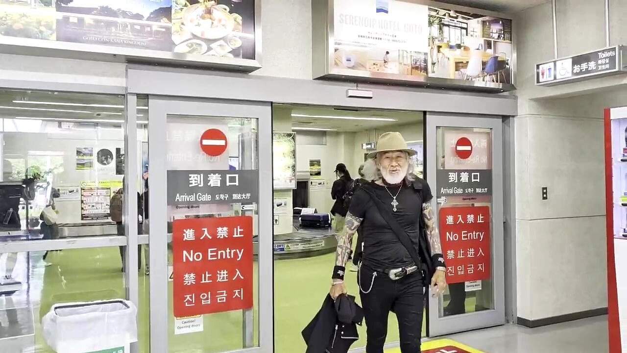五島つばき空港で笑顔を見せるアーサー先生