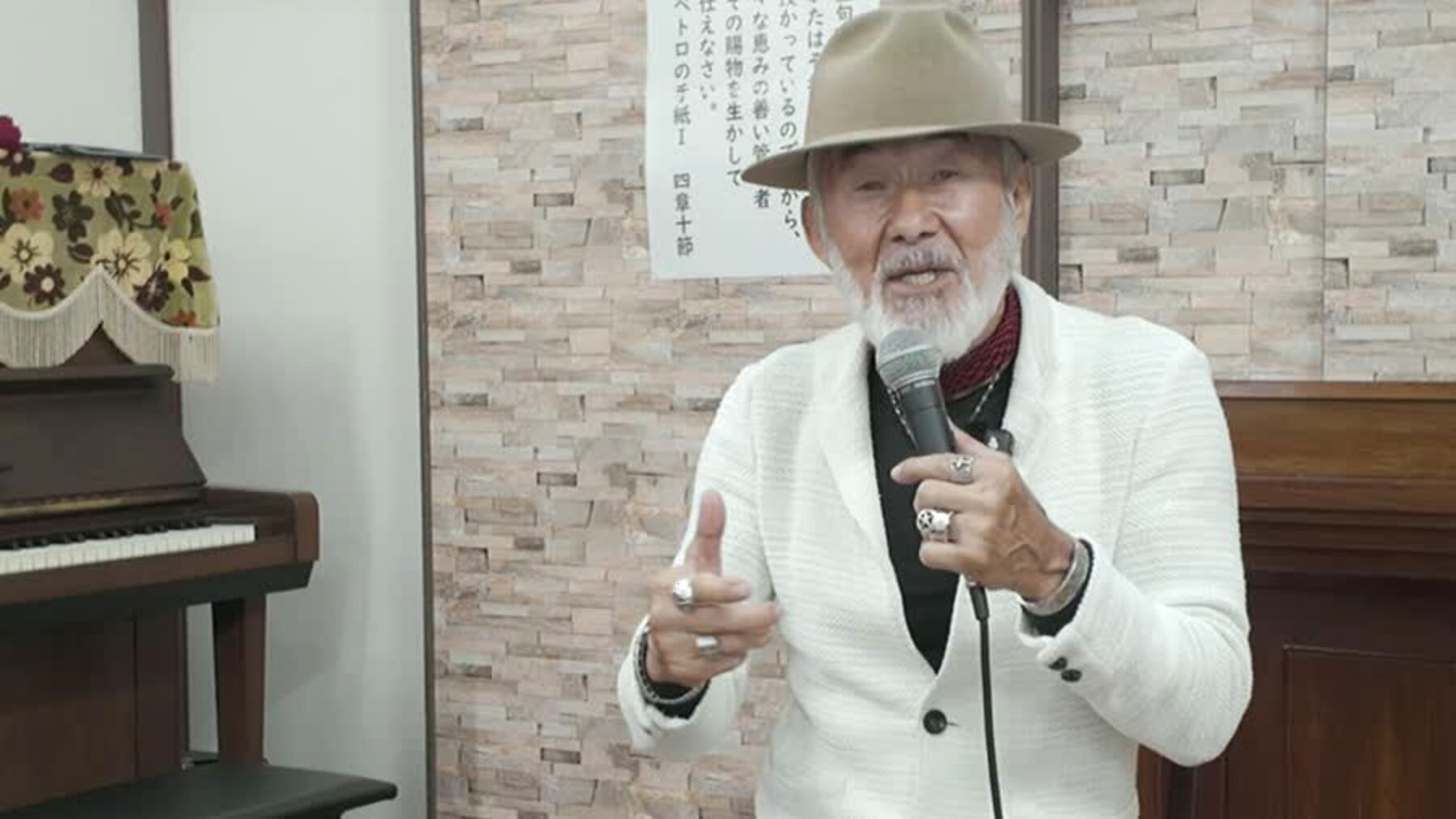五島キリスト教会でメッセージを語るアーサー先生