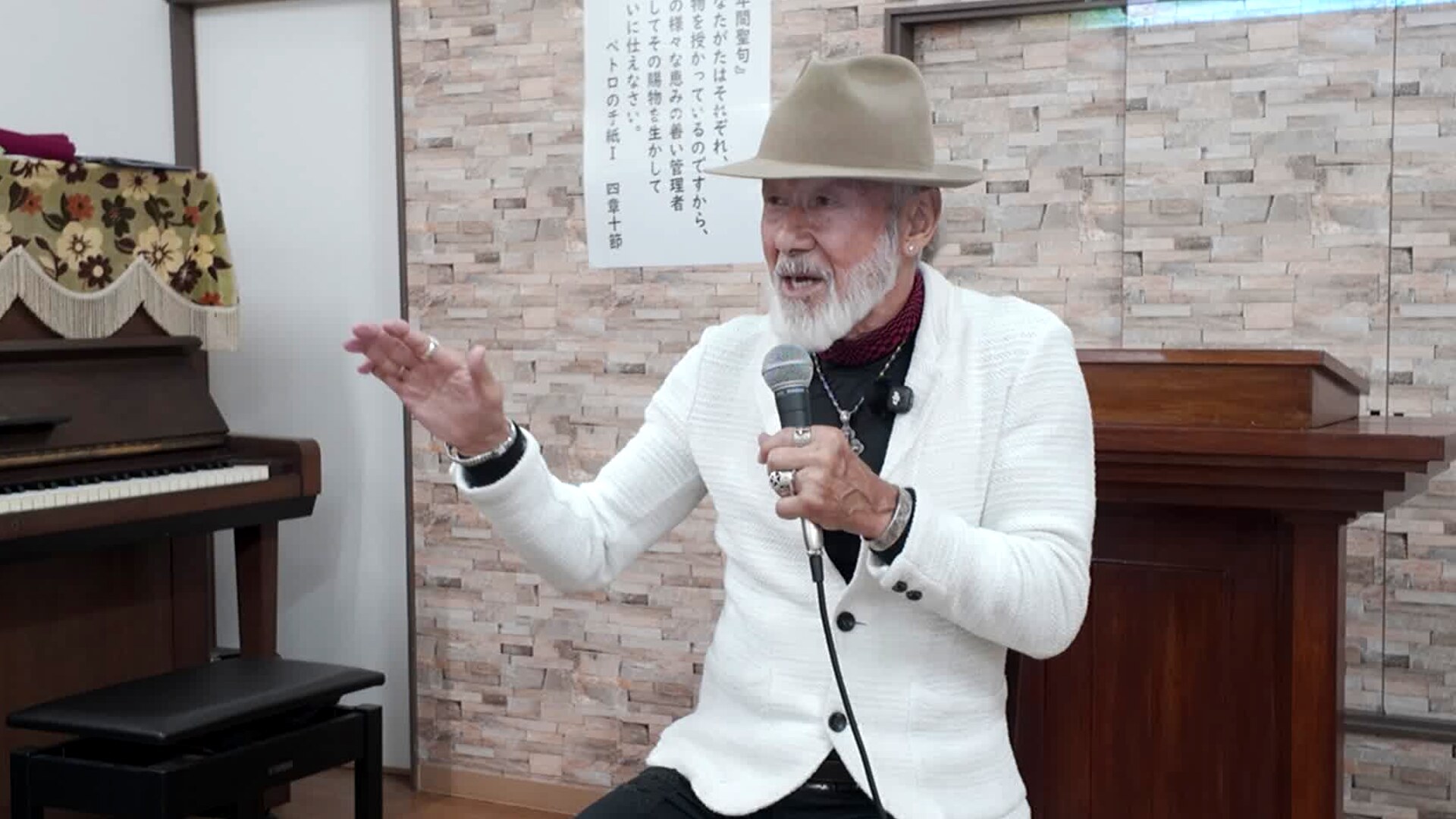 五島キリスト教会でメッセージを聞き祈る会場の様子