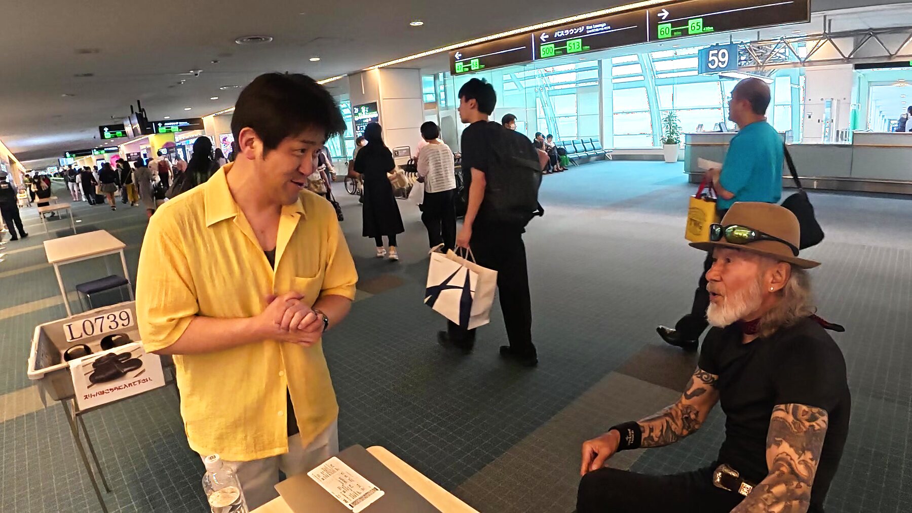 羽田空港のロビーでアーサー先生のことをご存じだった方と話す場面