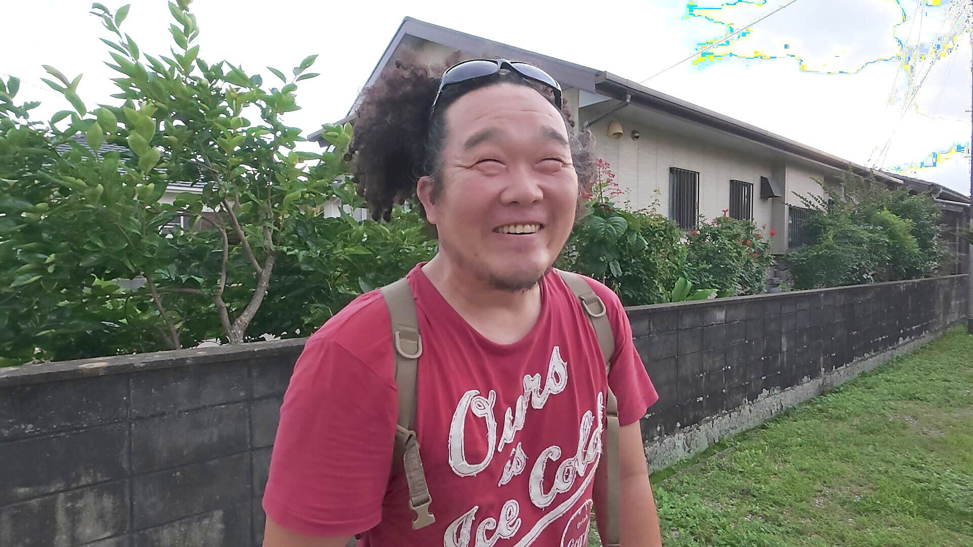 大阪から来たHIROさんが教会へ向かう道で話している場面