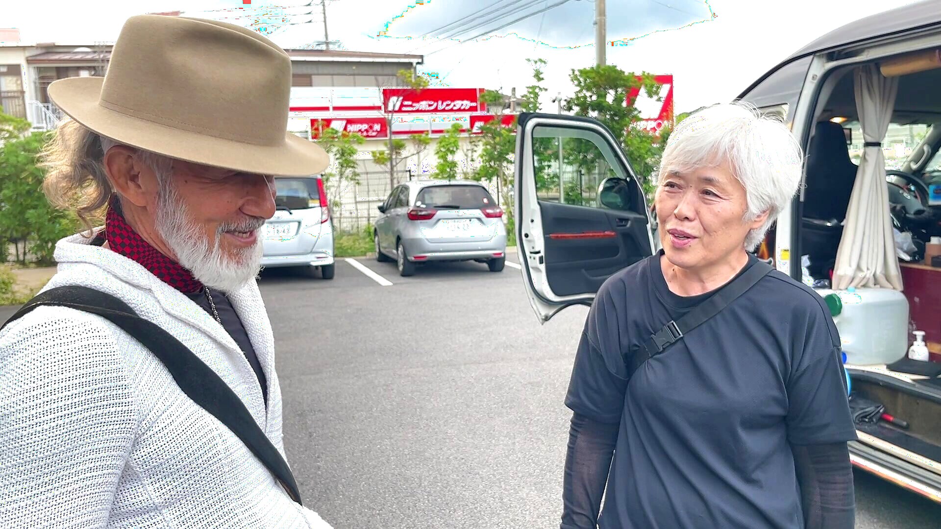 秋田から来たひとみさんとお友達、アーサー先生がアーサー号のそばで話す場面