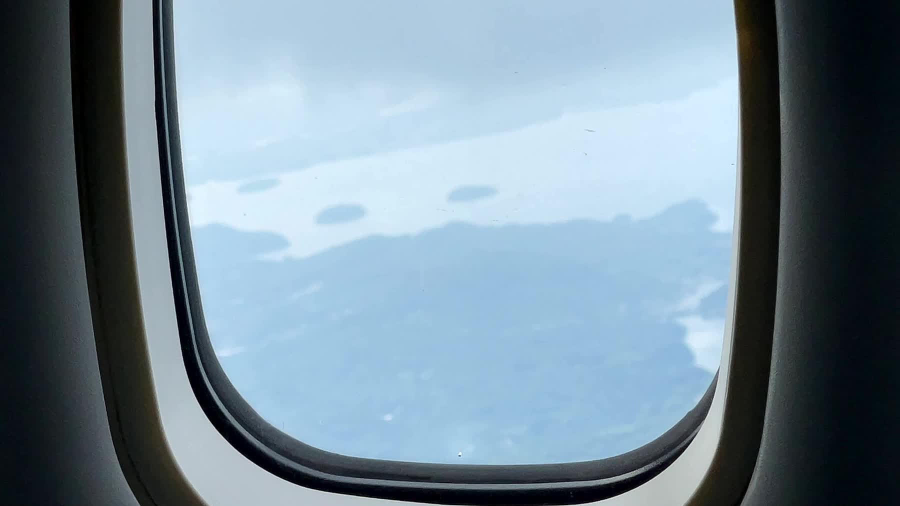 プロペラ機の窓から見える五島列島の島々