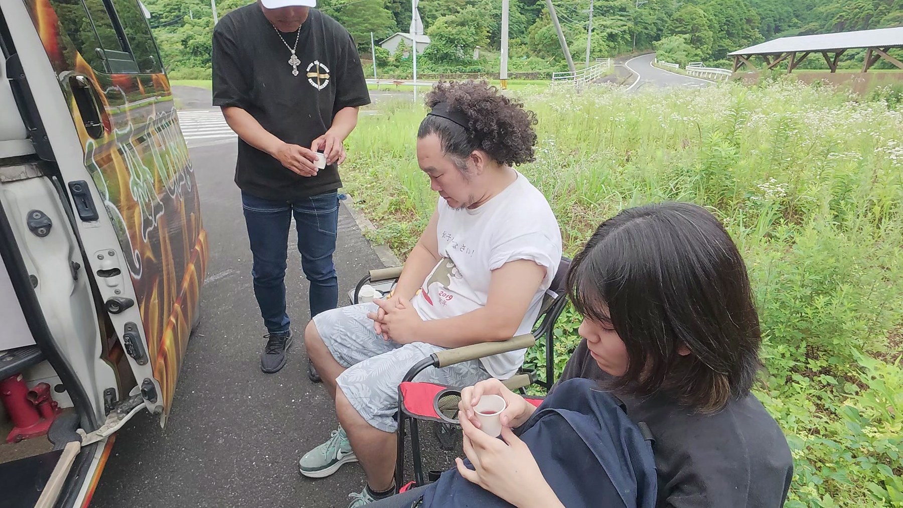 アーサー号の横で休憩するアーサー先生と参加者