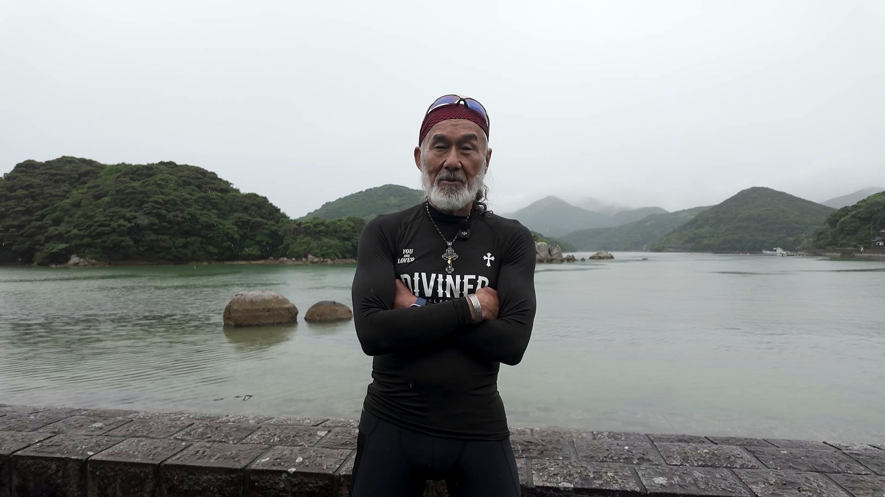 堂崎天主堂へ移動した後、湾を背にして立つアーサー先生