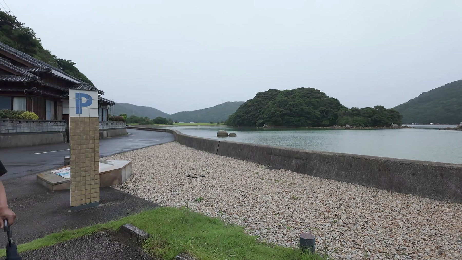 堂崎天主堂周辺から見える福江島の湾と山並み