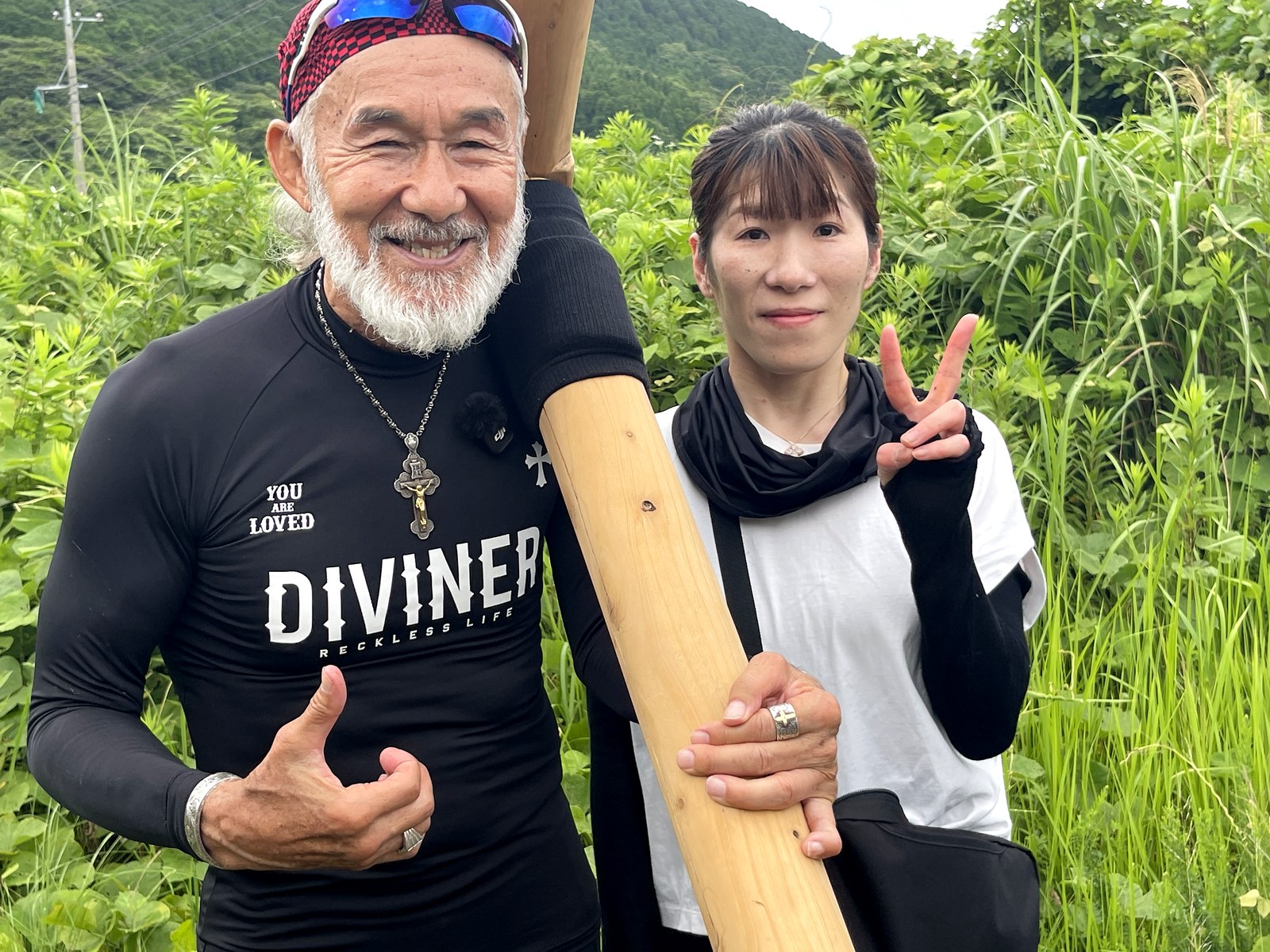 十字架のそばで笑顔を見せるアーサー先生と参加者