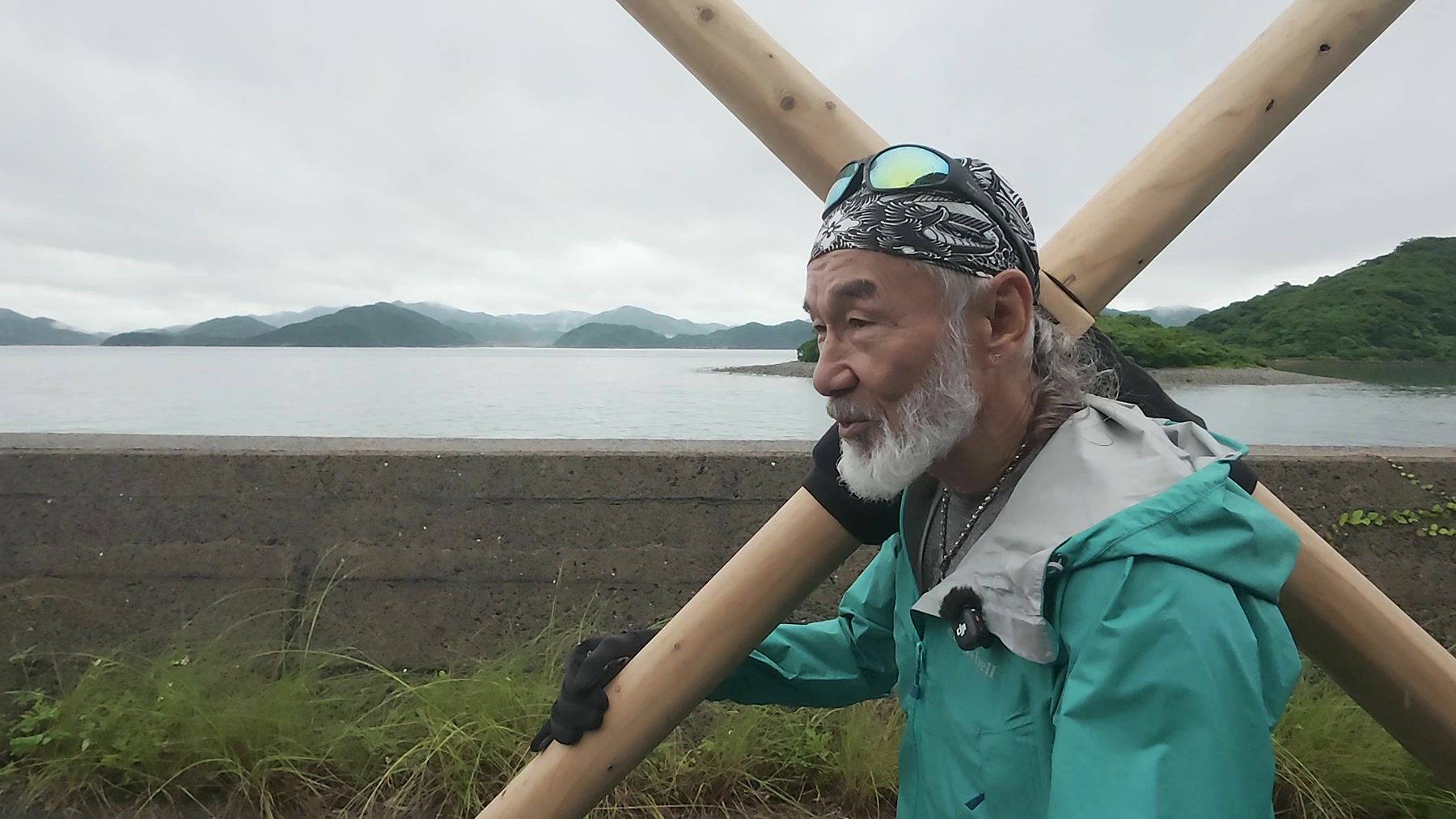 五島列島十字架行進3日目、久賀島の海沿いで十字架を担ぐアーサー先生