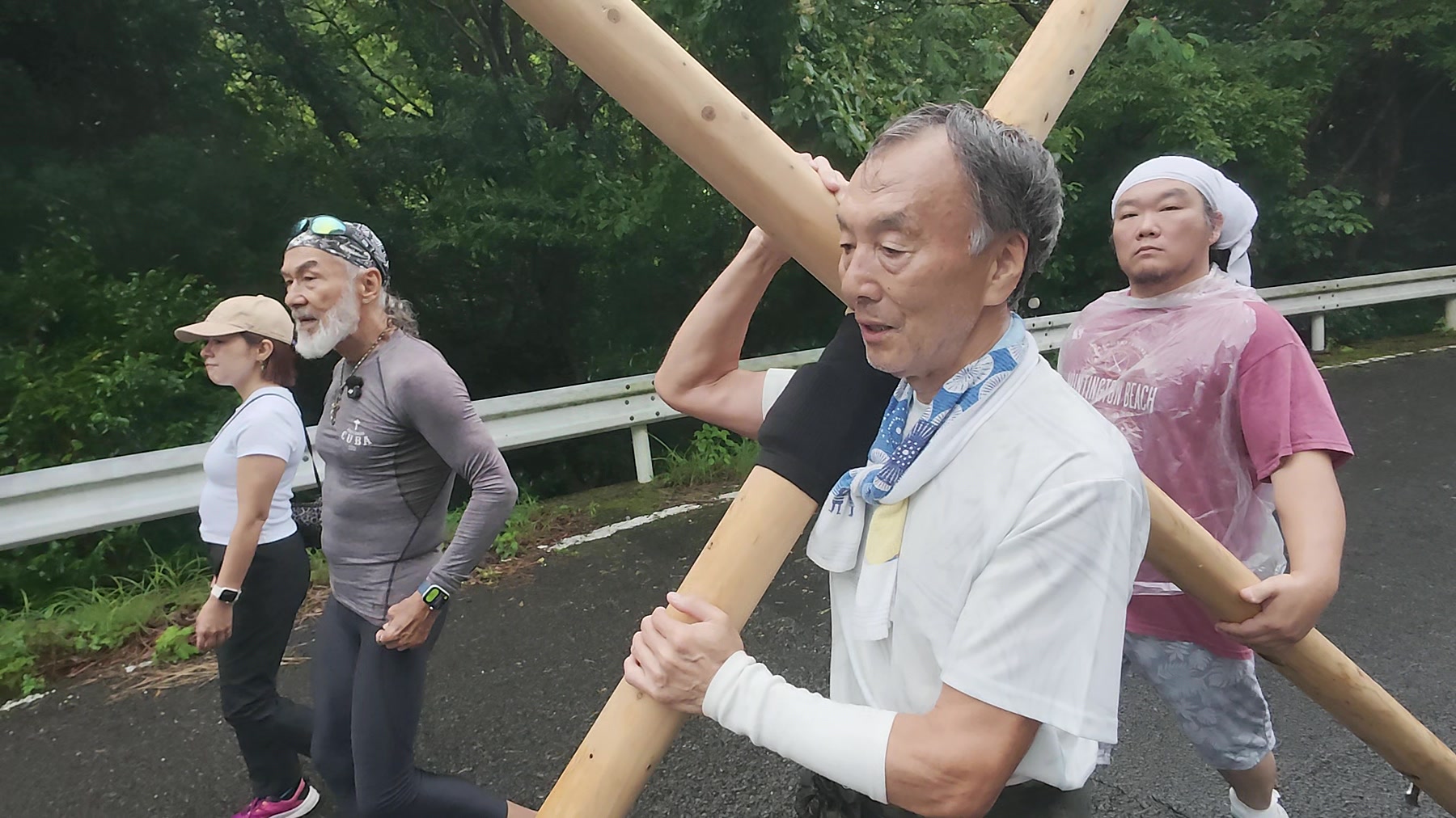 久賀島の道を十字架とともに歩く参加者たち