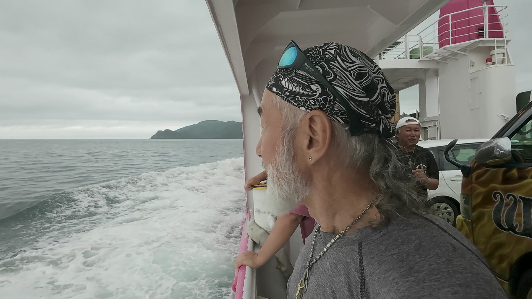 フェリーの航跡と島々を見つめるアーサー先生