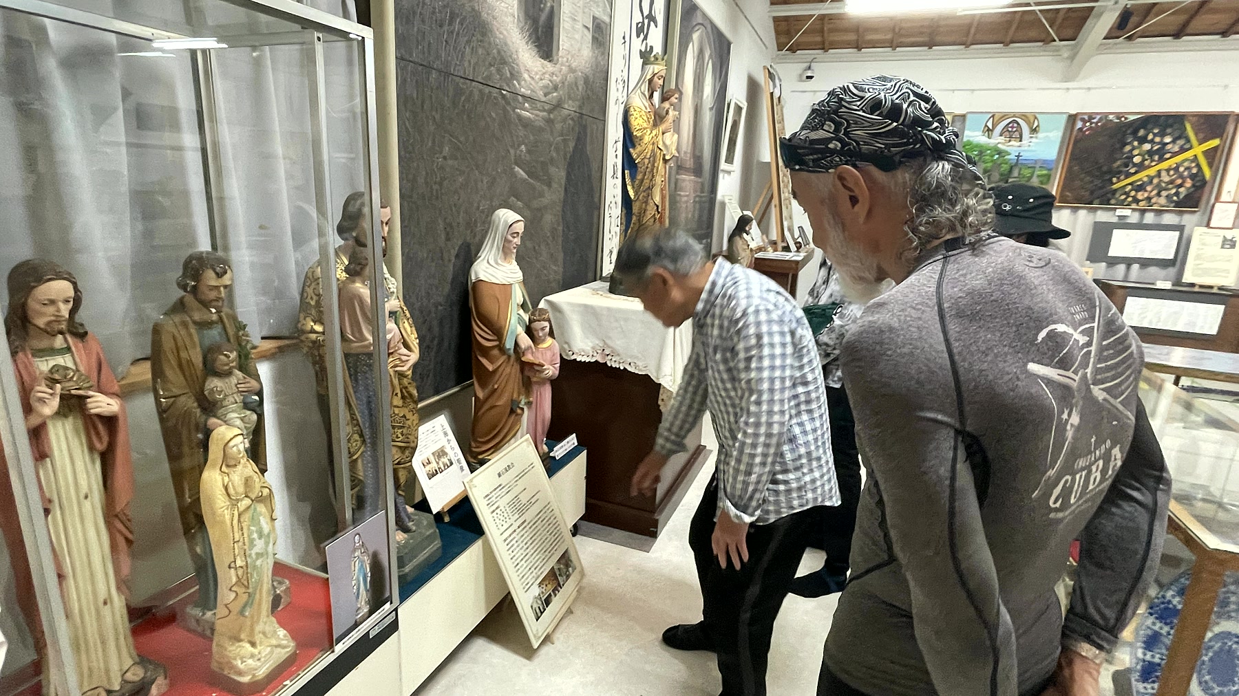 久賀島潜伏キリシタン資料館で展示を見ながら案内を聞くアーサー先生