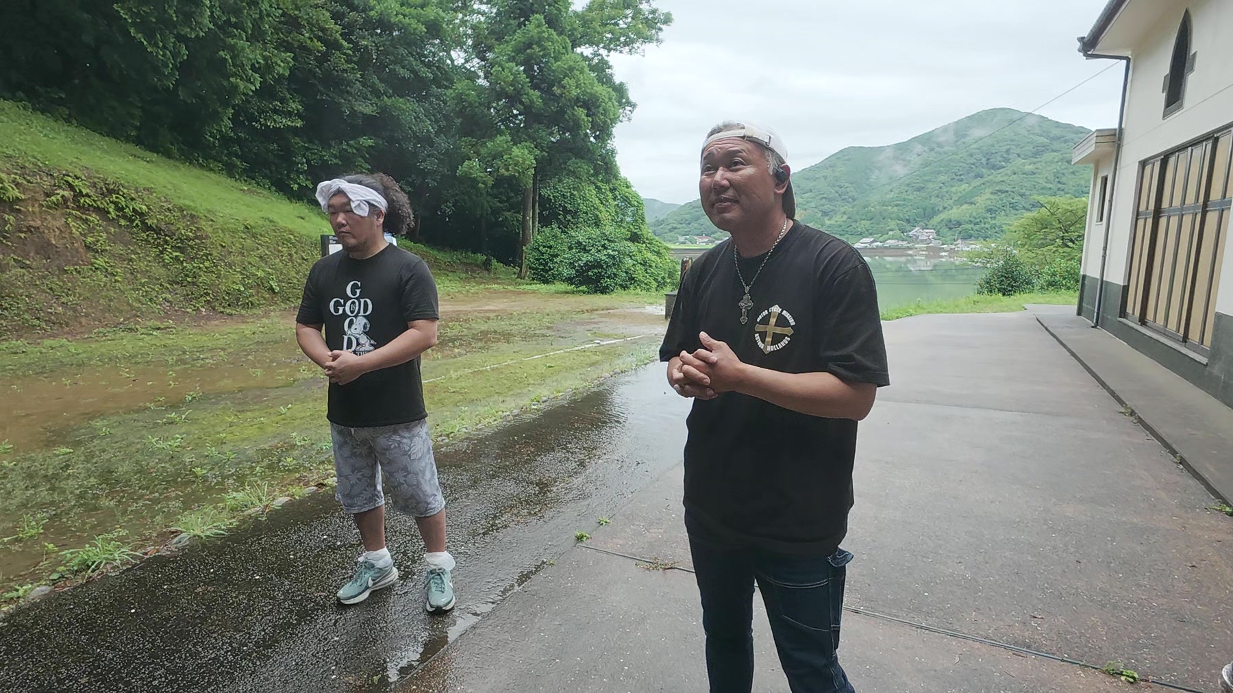 久賀島の道で島のために祈るアーサー先生たち