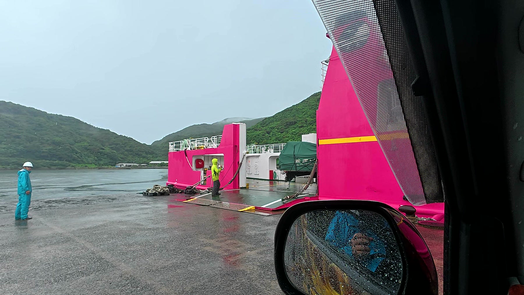 雨の久賀島の港で出発を待つフェリー