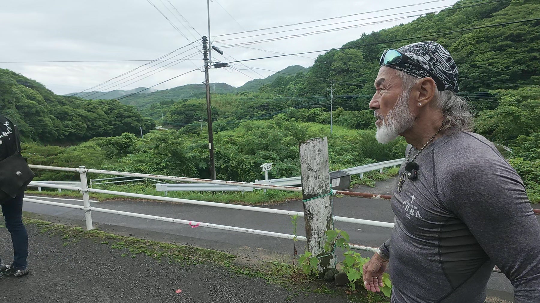 牢屋の窄へ向かう道で立ち止まるアーサー先生