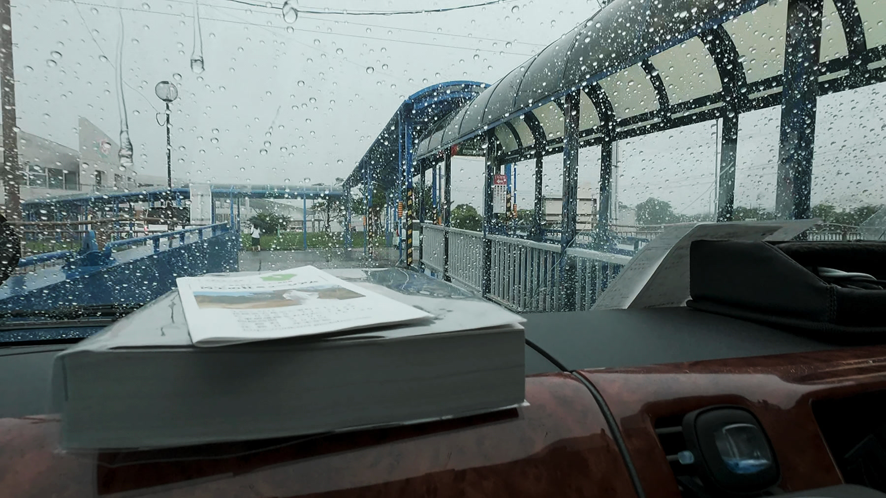 雨のフェリーターミナルで奈留島へ向かう船を待つアーサー号の車内からの景色
