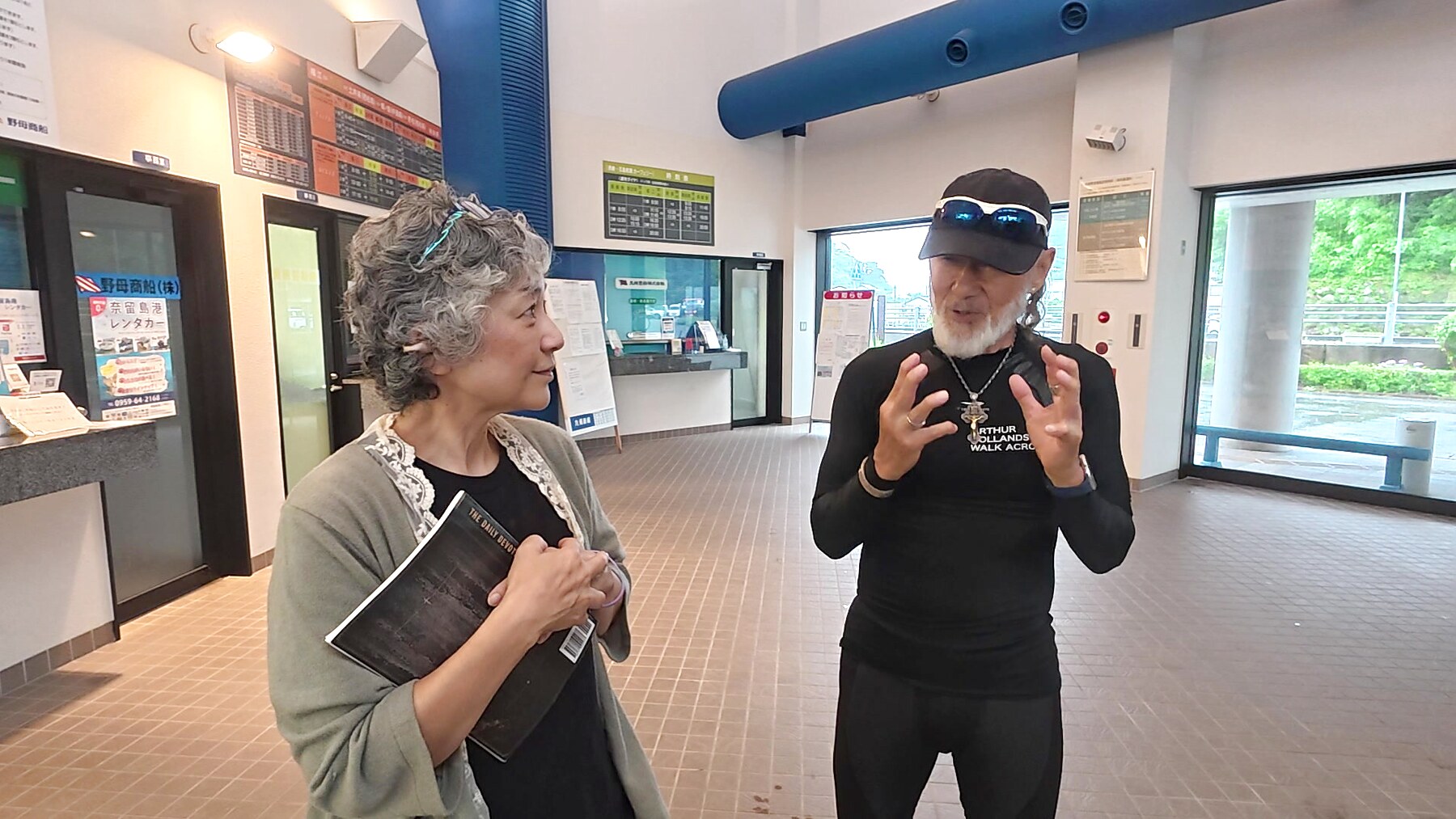 奈留ターミナルでMasakoさんに語りかけるアーサー先生