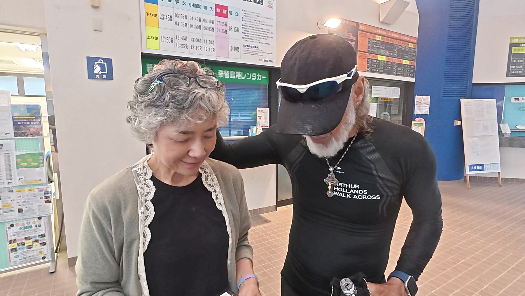 奈留ターミナルでMasakoさんと祈るアーサー先生