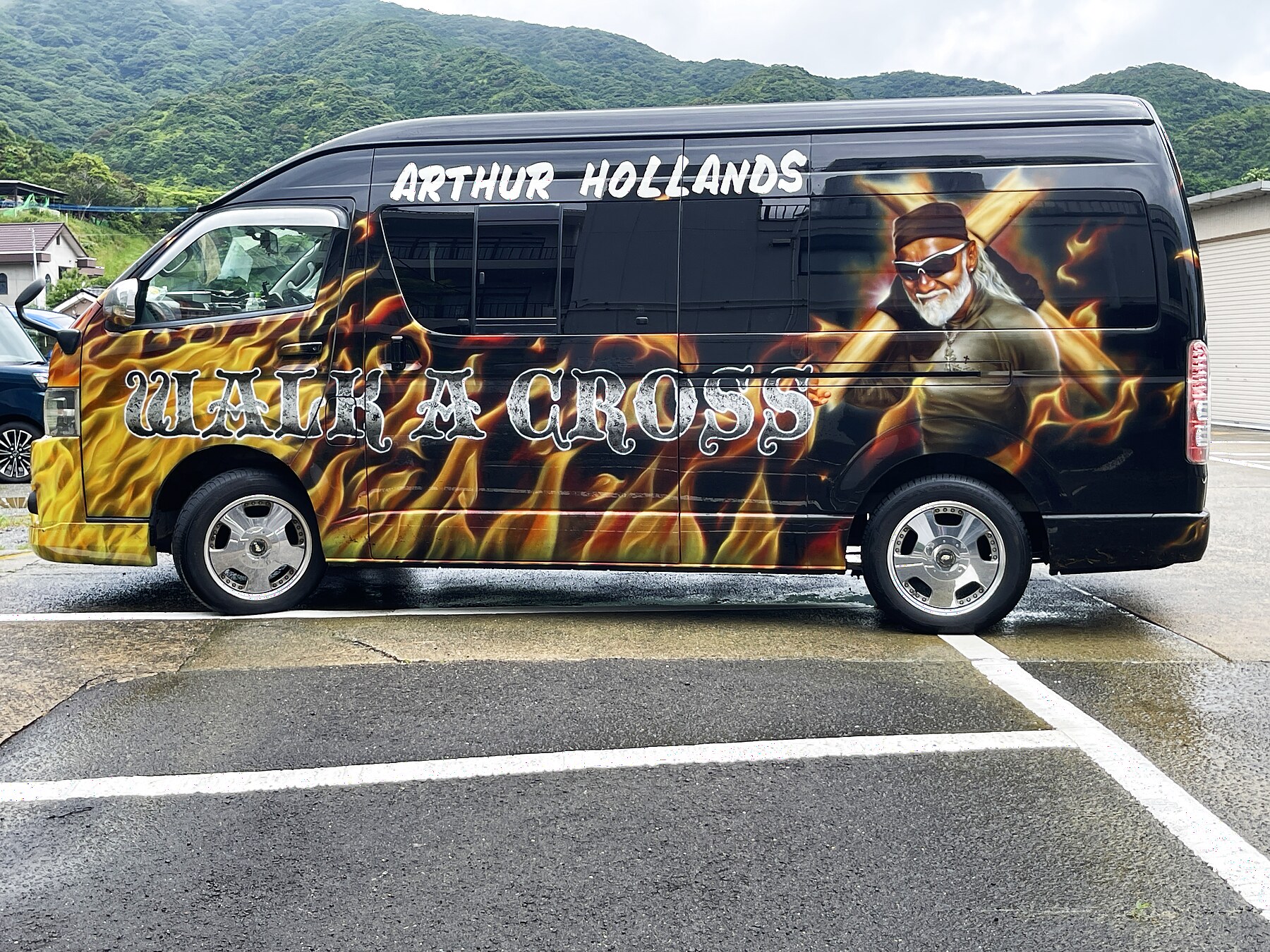 上五島の山を背に停まるアーサー号