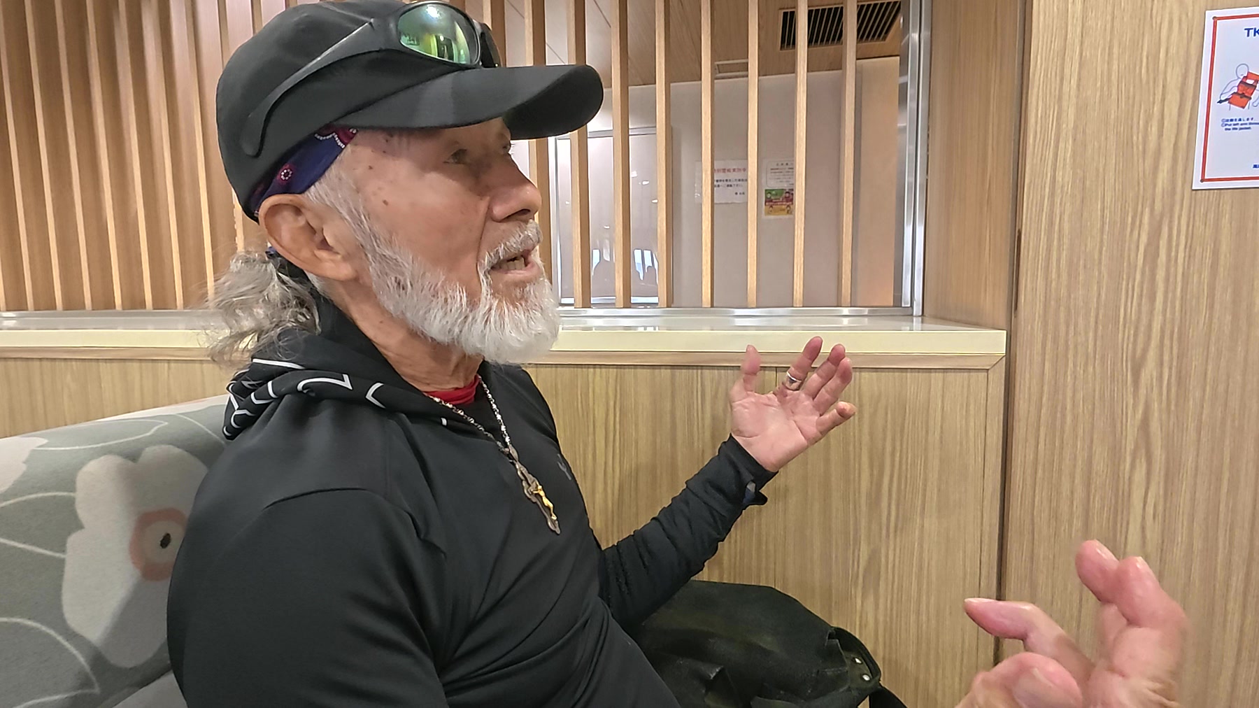 フェリー船内で語り合うアーサー先生