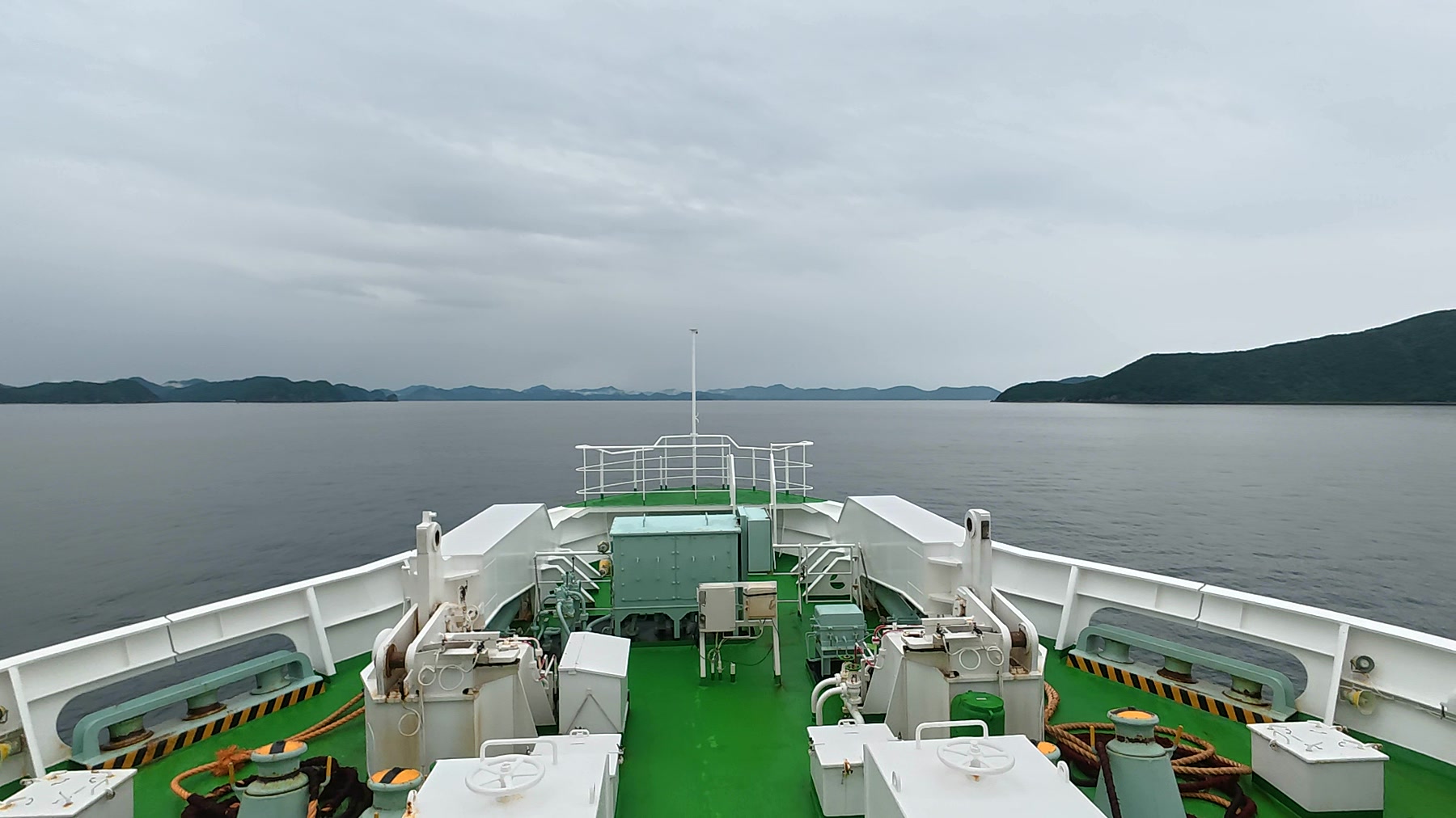 フェリーの甲板から見える上五島へ向かう海と島影
